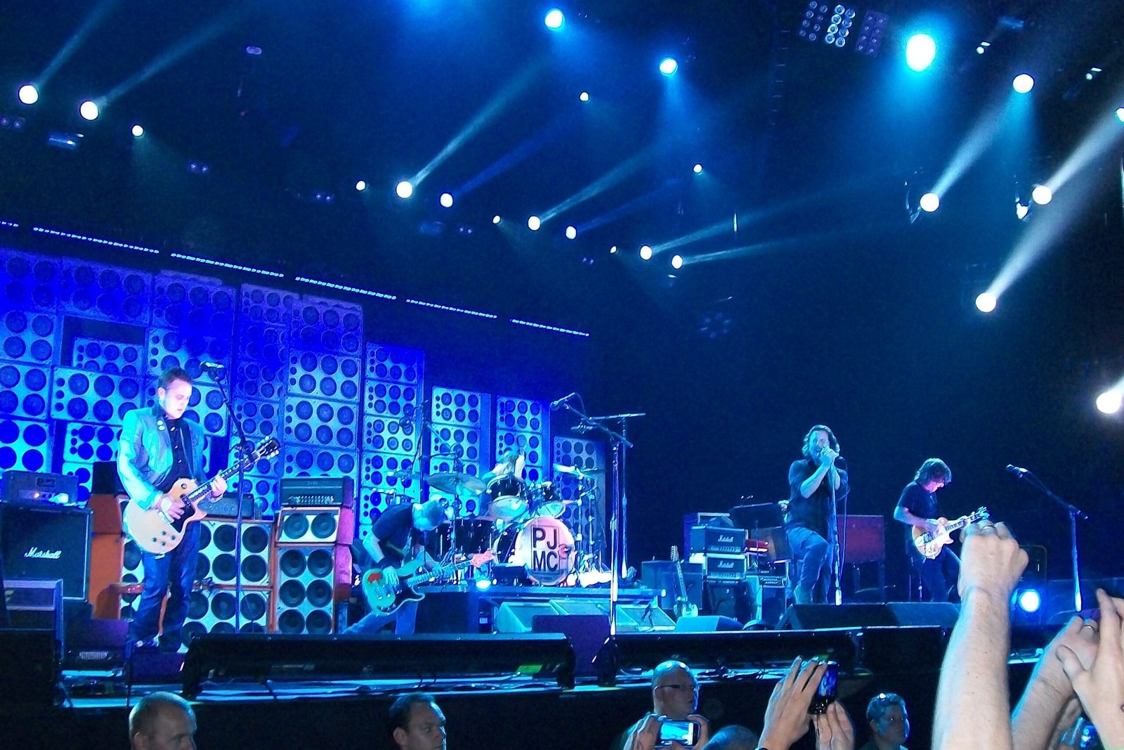 Pearl Jam Rocks the Stage