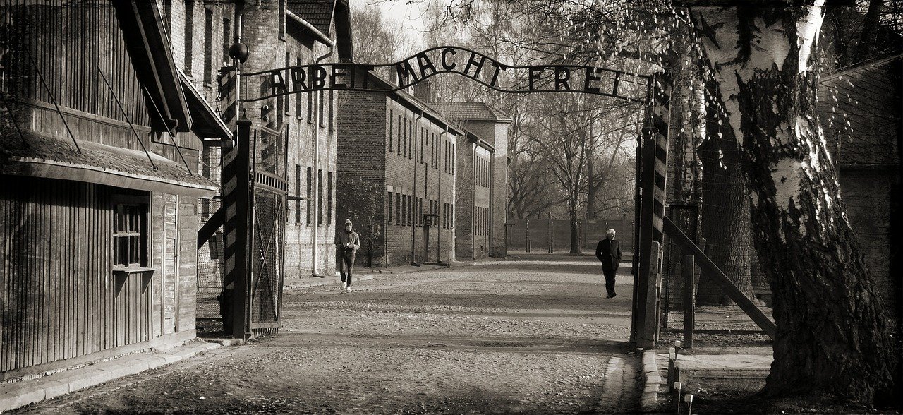 The Tattooist of Auschwitz by Heather Morris