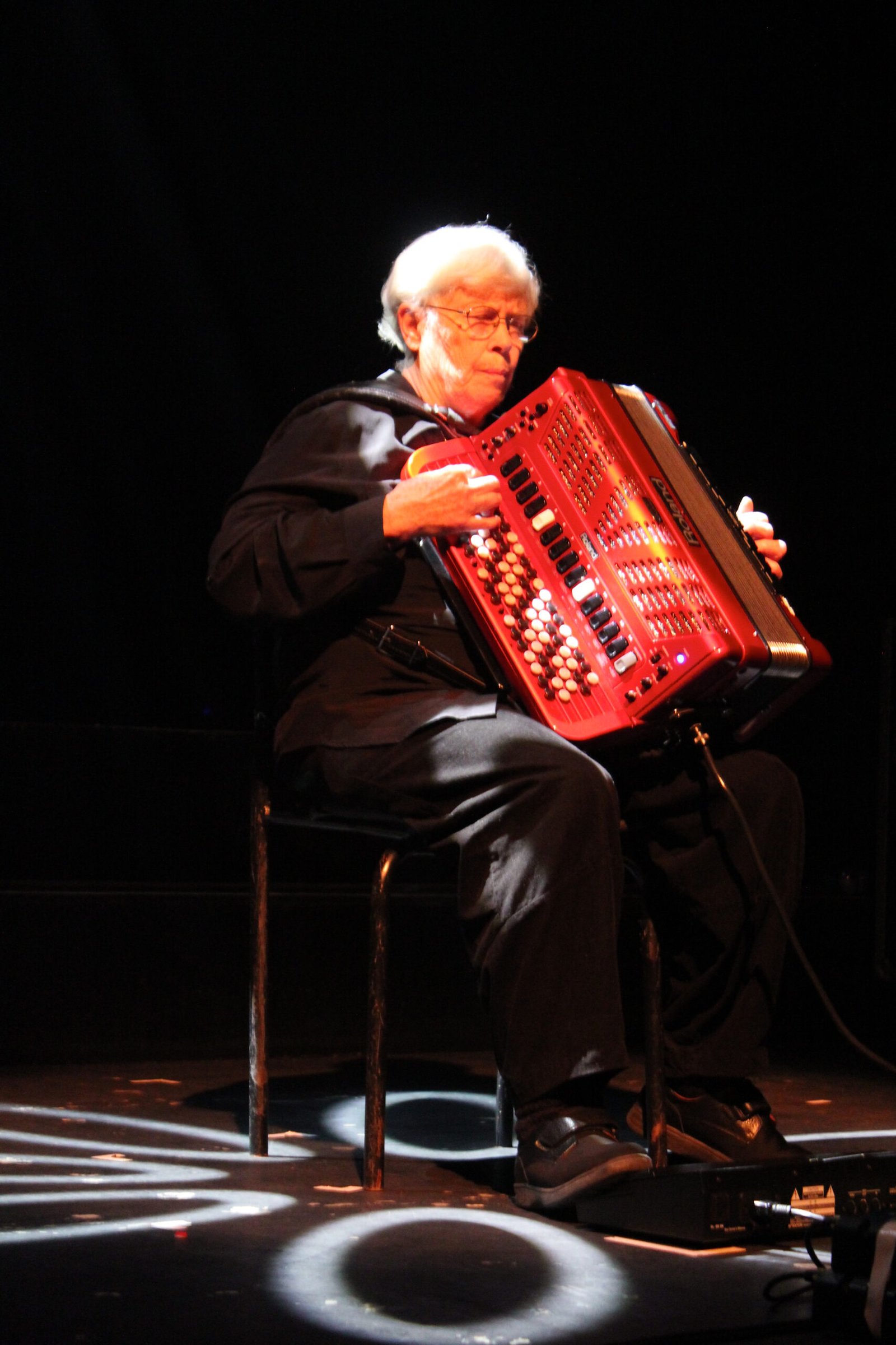 Pauline Oliveros – The Deep Listening Pioneer