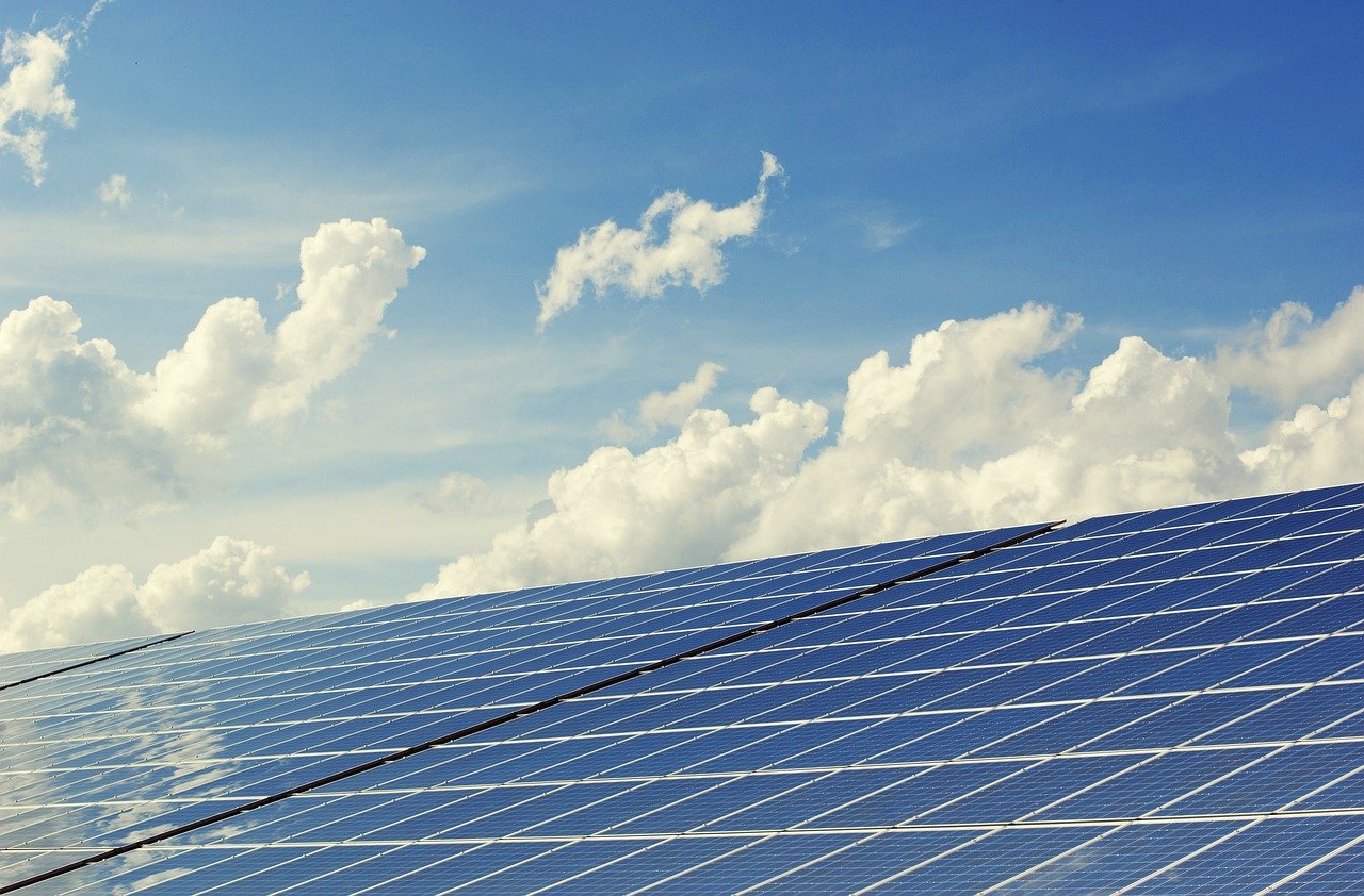 Solar Energy and Sustainable Transportation (image credits: pixabay)