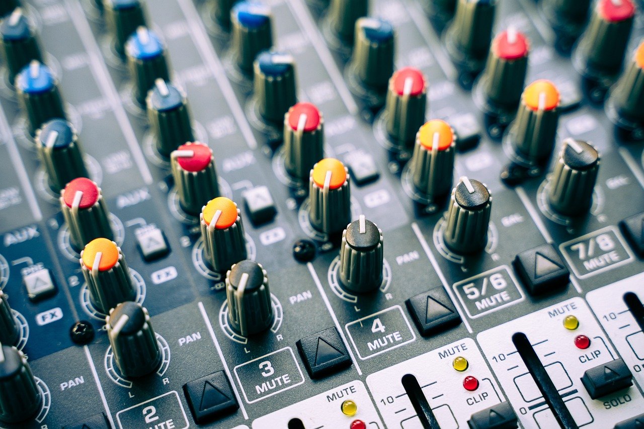 First Studio Experience and Film Scoring (1960-1963) (image credits: pixabay)