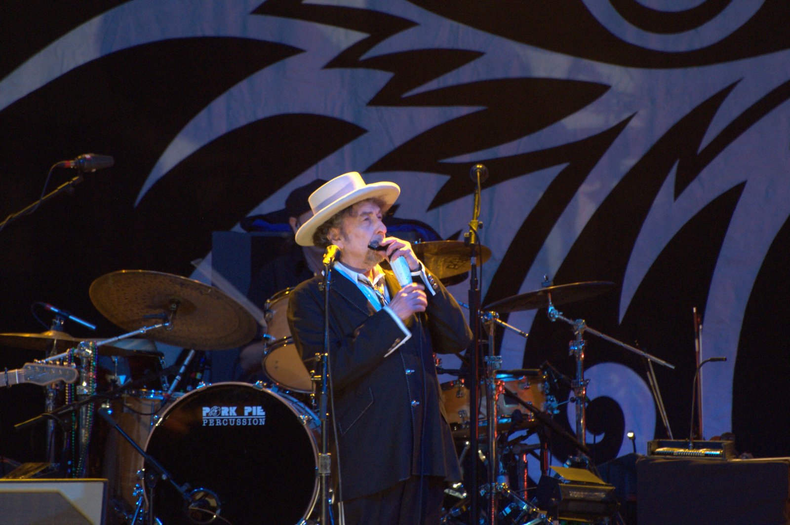 Continuing to Tour and Release Music in His 80s (image credits: wikimedia)