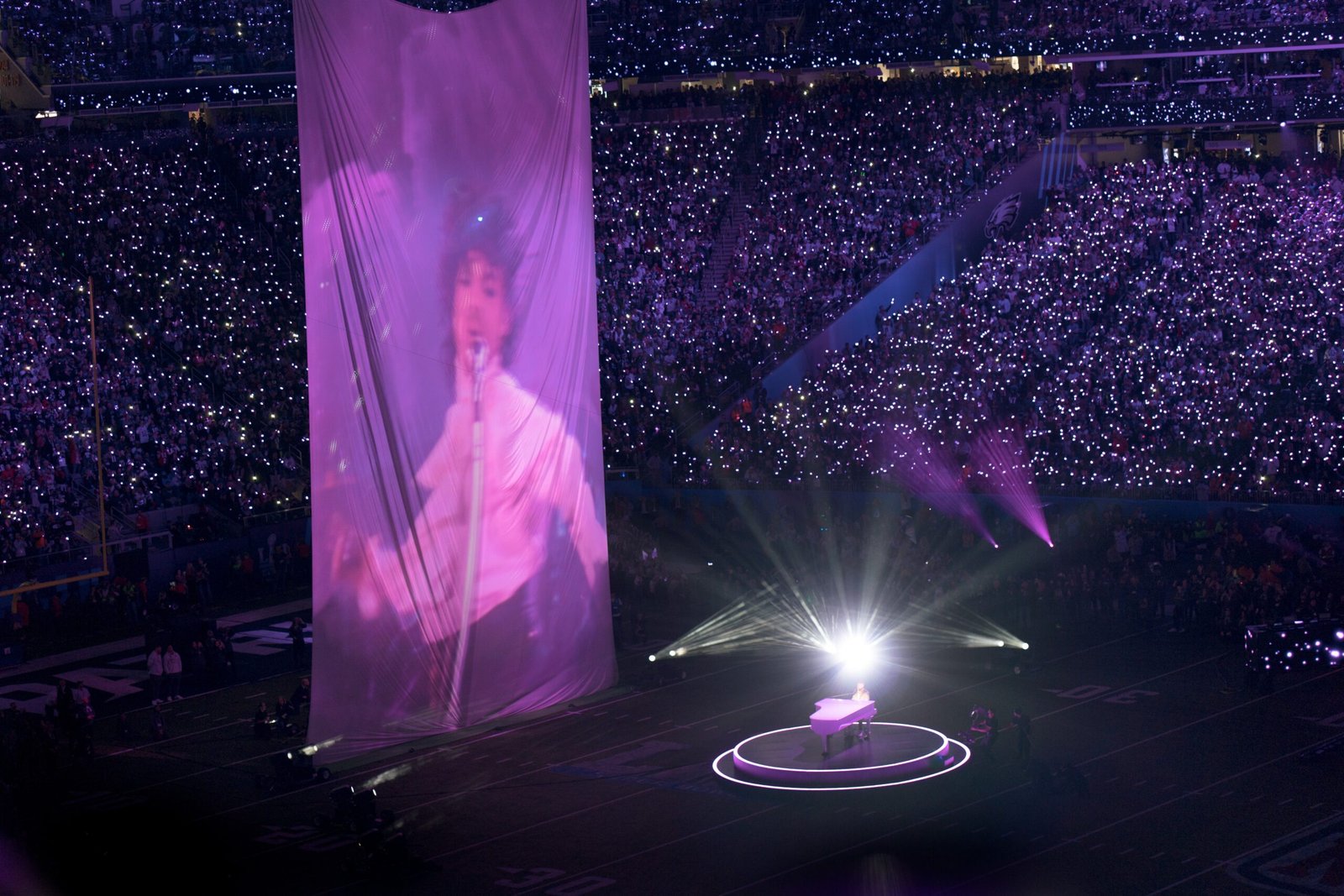 Prince’s Rain-Soaked Super Bowl Halftime Show (2007) (image credits: wikimedia)