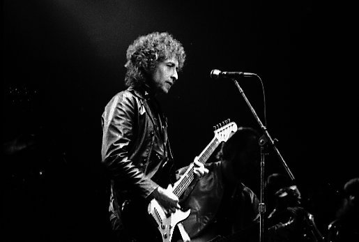 Bob Dylan Accidentally Changed the Music Industry’s Sound with an Electric Guitar (image credits: wikimedia)