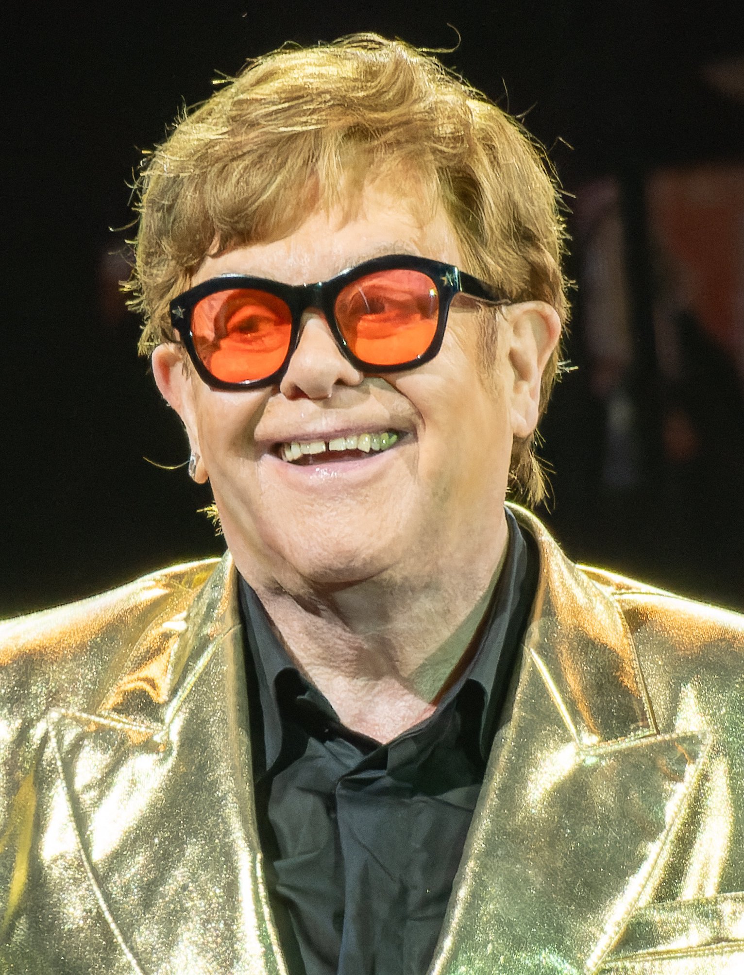 Elton John’s Request for Specific Color Towels (image credits: wikimedia)