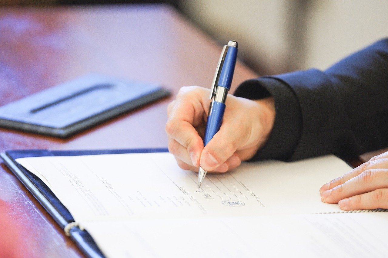 Your Signature Size Predicts Your Ego โ๏ธ๐ (image credits: pixabay)