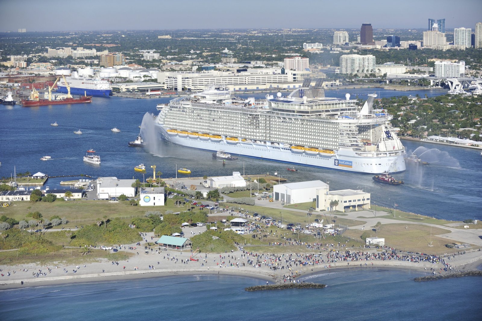 The Oasis Class Ships – Royal Caribbean’s Giants (image credits: wikimedia)