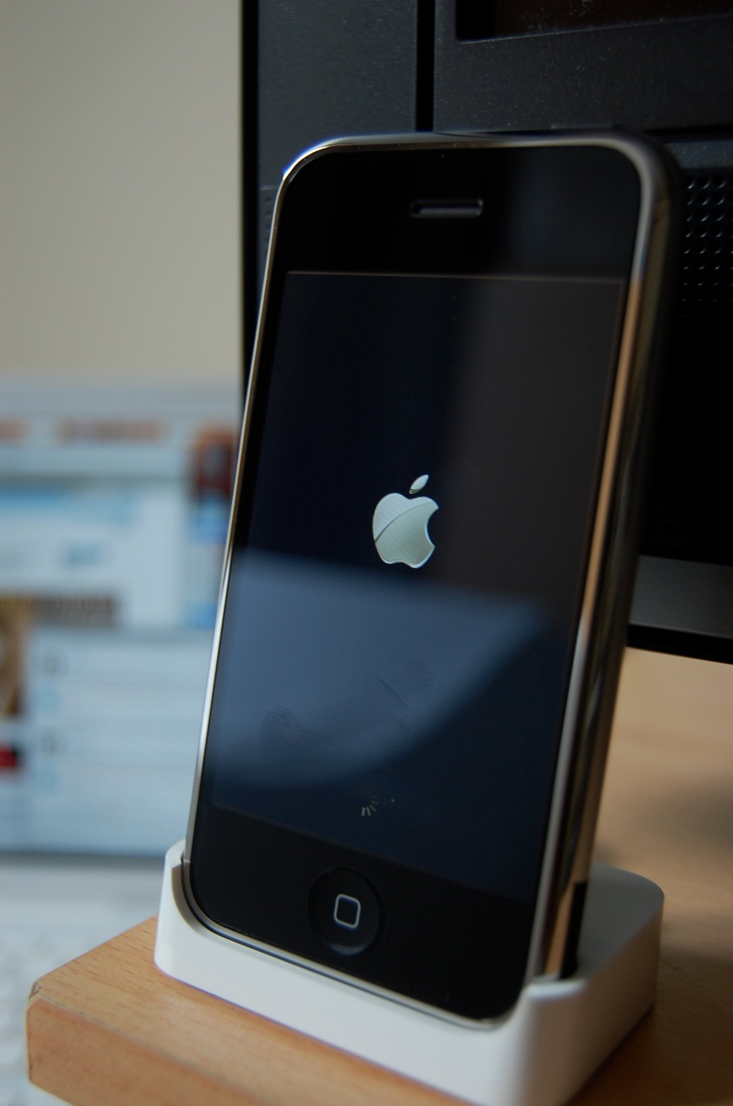Apple iPhone (2007) (image credits: wikimedia)