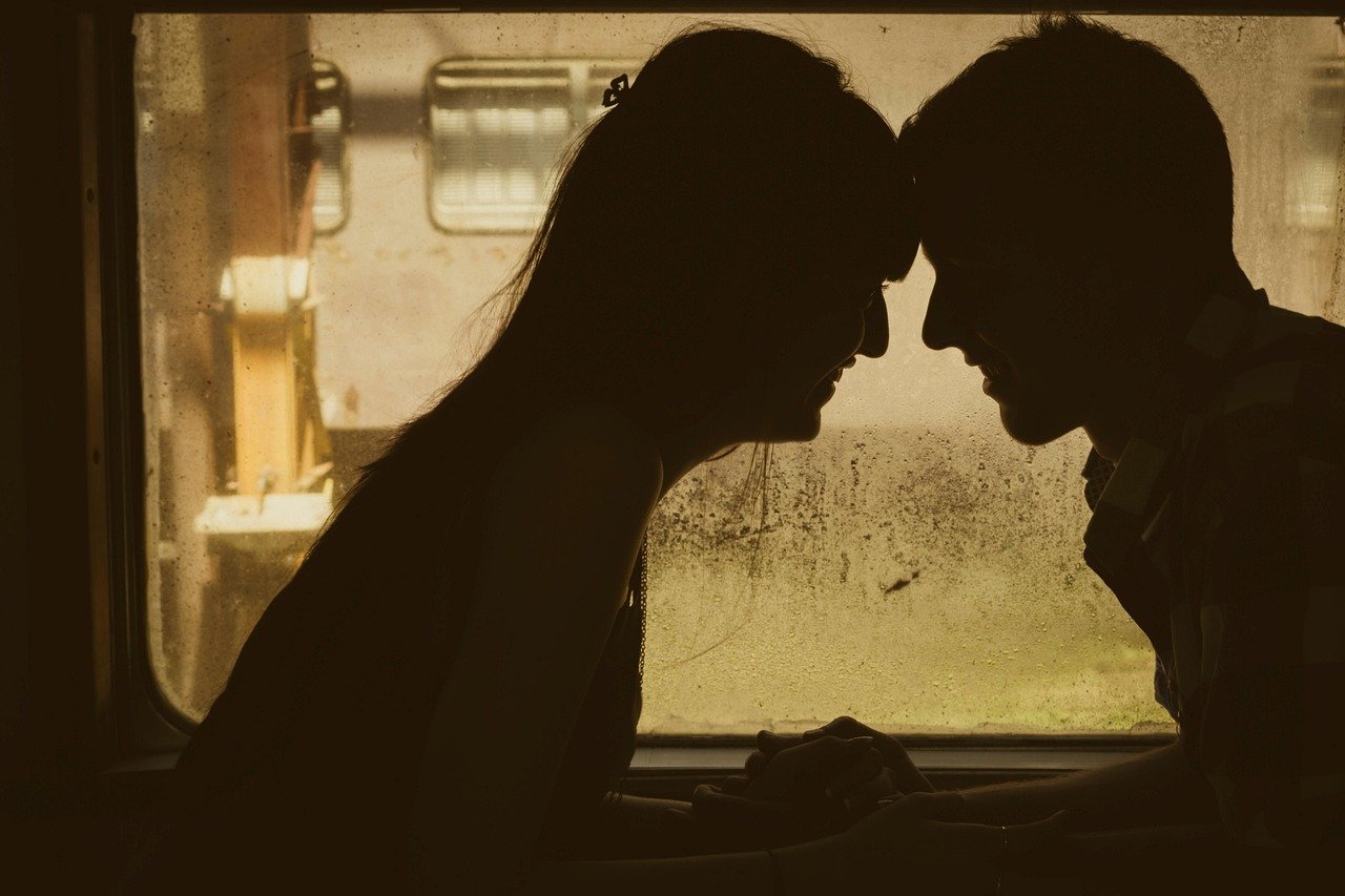 Women Seek Emotional Connection, Men Seek Shared Activities (image credits: pixabay)