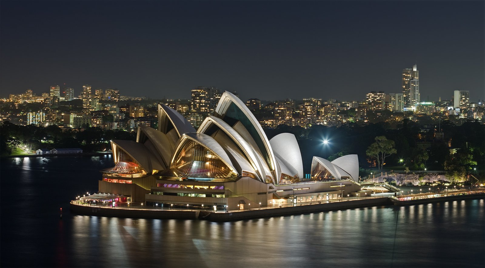 Sydney Opera House: A Modern Architectural Icon (image credits: wikimedia)