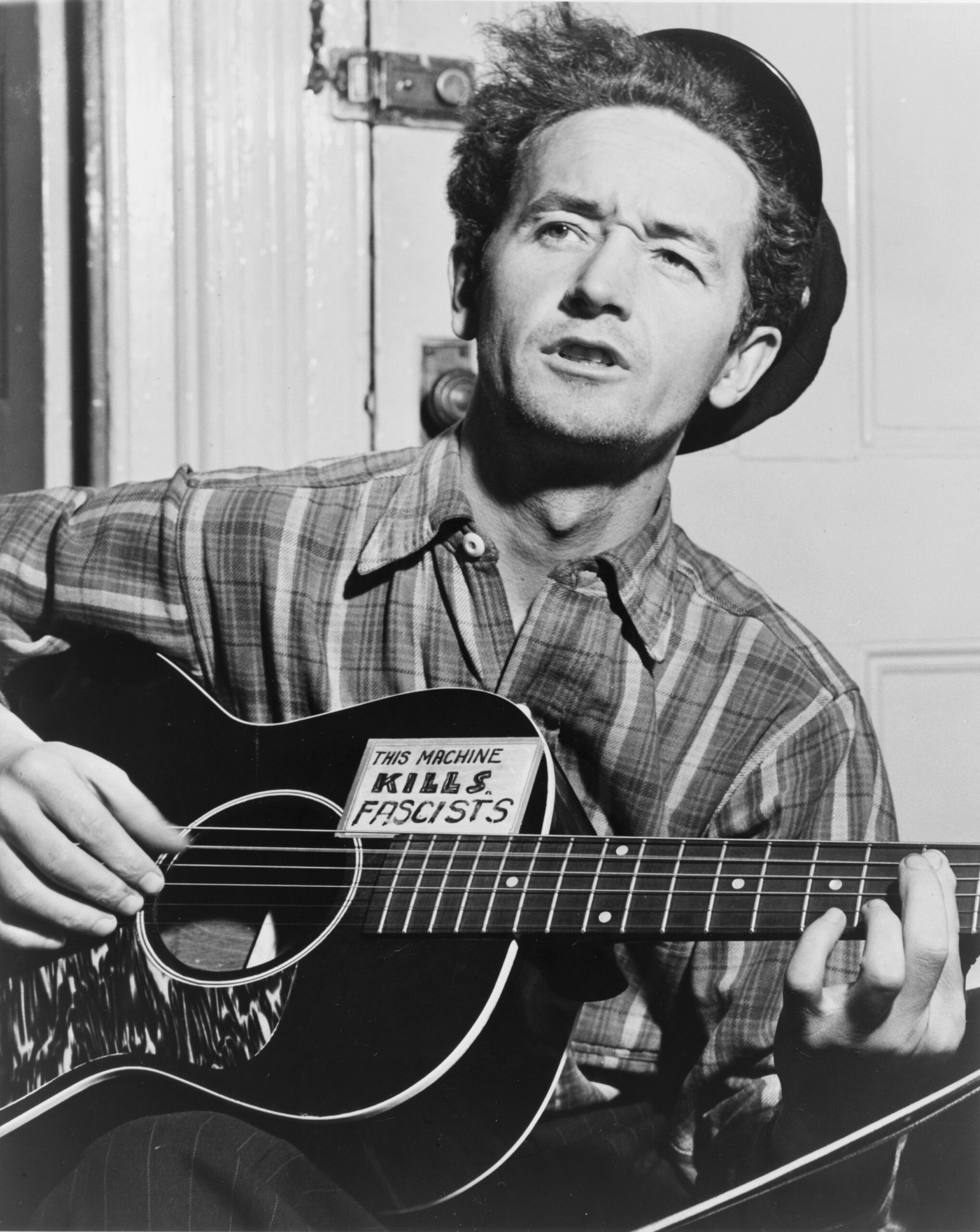 5️⃣ “This Land Is Your Land” – Woody Guthrie (1940) 🇺🇸 (image credits: wikimedia)