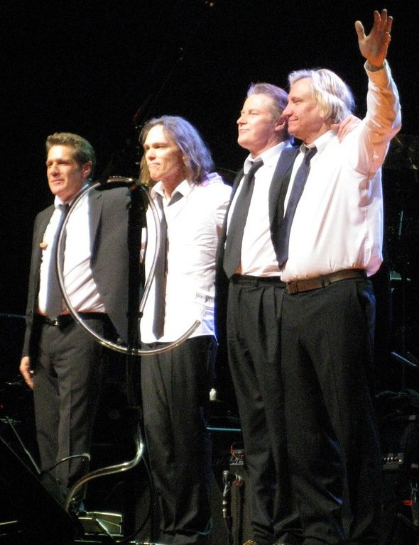 1️⃣5️⃣ “Hotel California” – Eagles (1976) 🌅 (image credits: wikimedia)