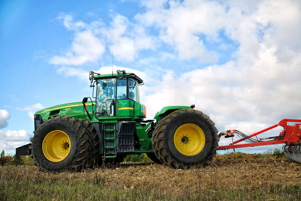 Agricultural Technology – John Deere Self-Driving Tractors (image credits: rawpixel)