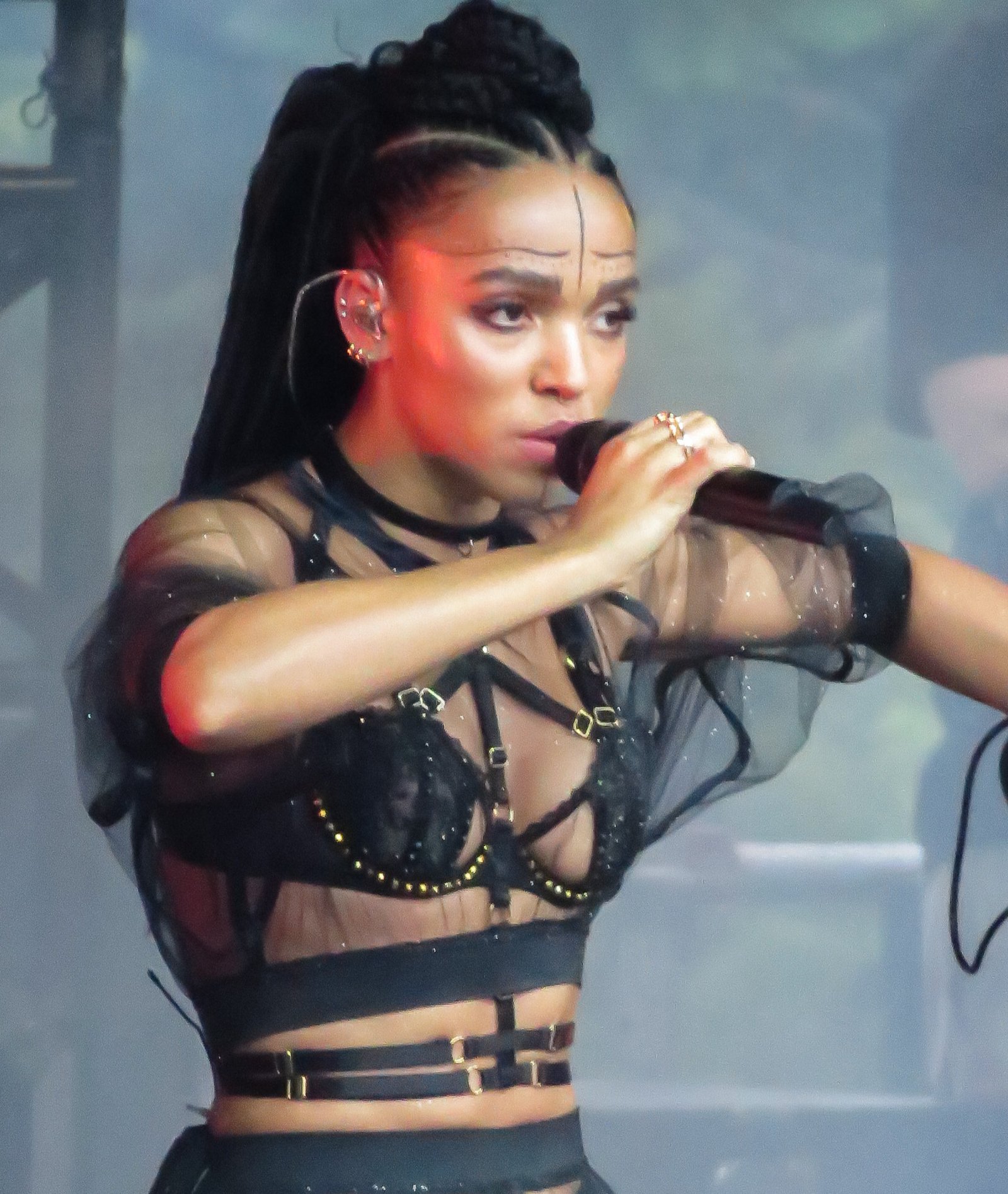 FKA twigs at Coachella Valley Music and Arts Festival (image credits: wikimedia)