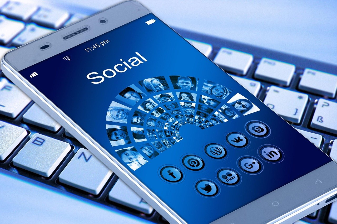 Social Media Frenzy: Amplifying the Spectacle (image credits: pixabay)