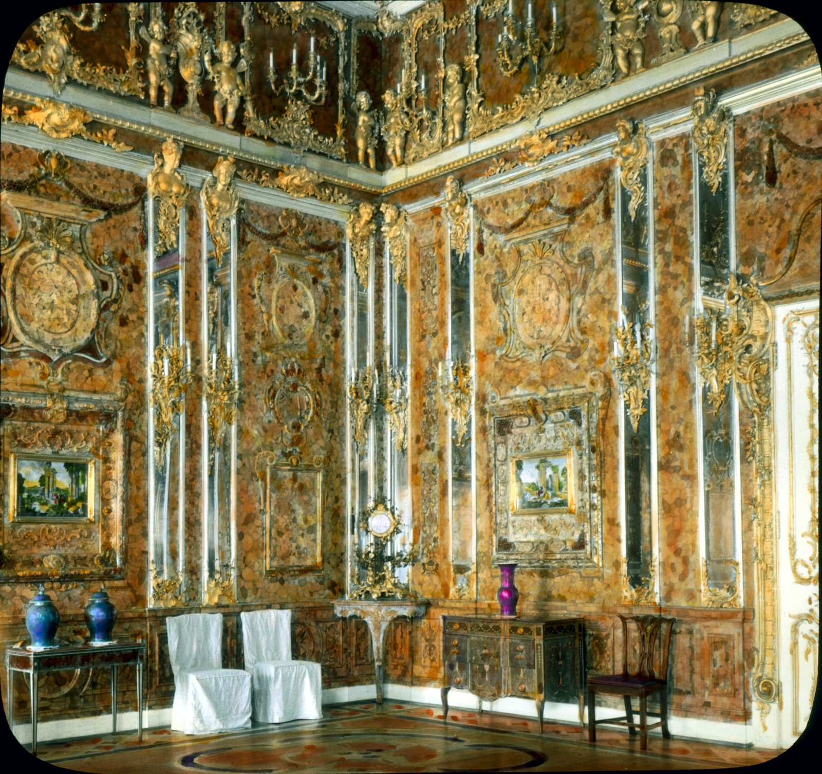 Theft of the Amber Room – The Lost Treasure of WWII (image credits: wikimedia)