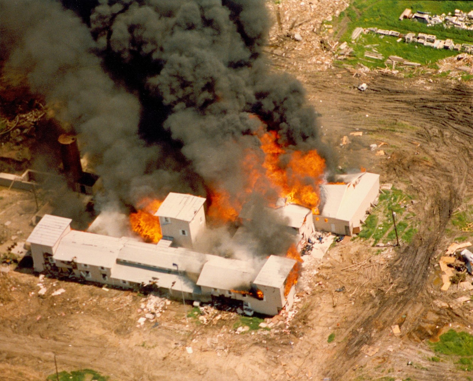 Branch Davidians – The Siege That Ended in Flames (image credits: wikimedia)
