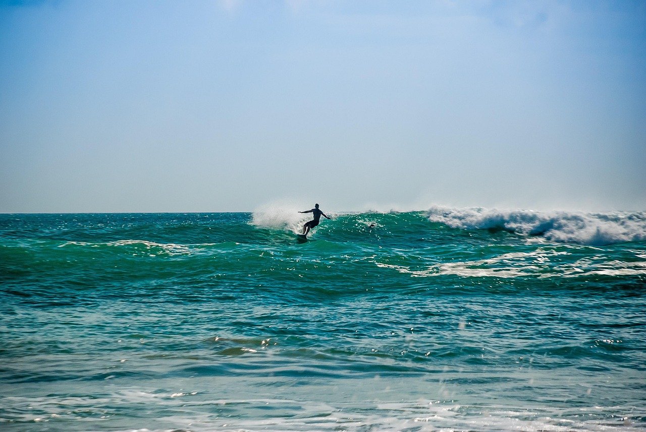 Surfing Competitions: Thrills on the Waves (image credits: pixabay)
