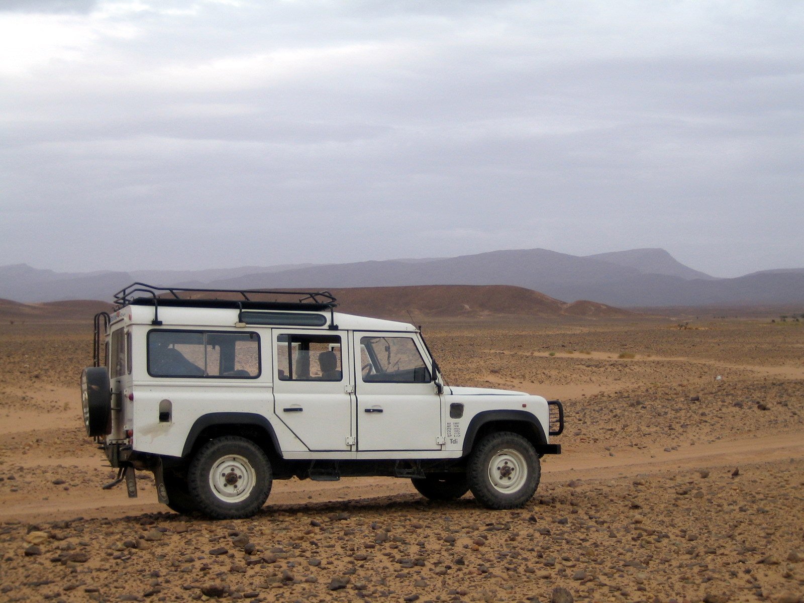 Range Rover Defender – A Rugged Legacy (image credits: wikimedia)
