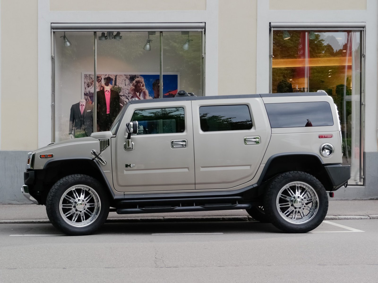 Hummer – From Combat Zones to Commutes (image credits: wikimedia)
