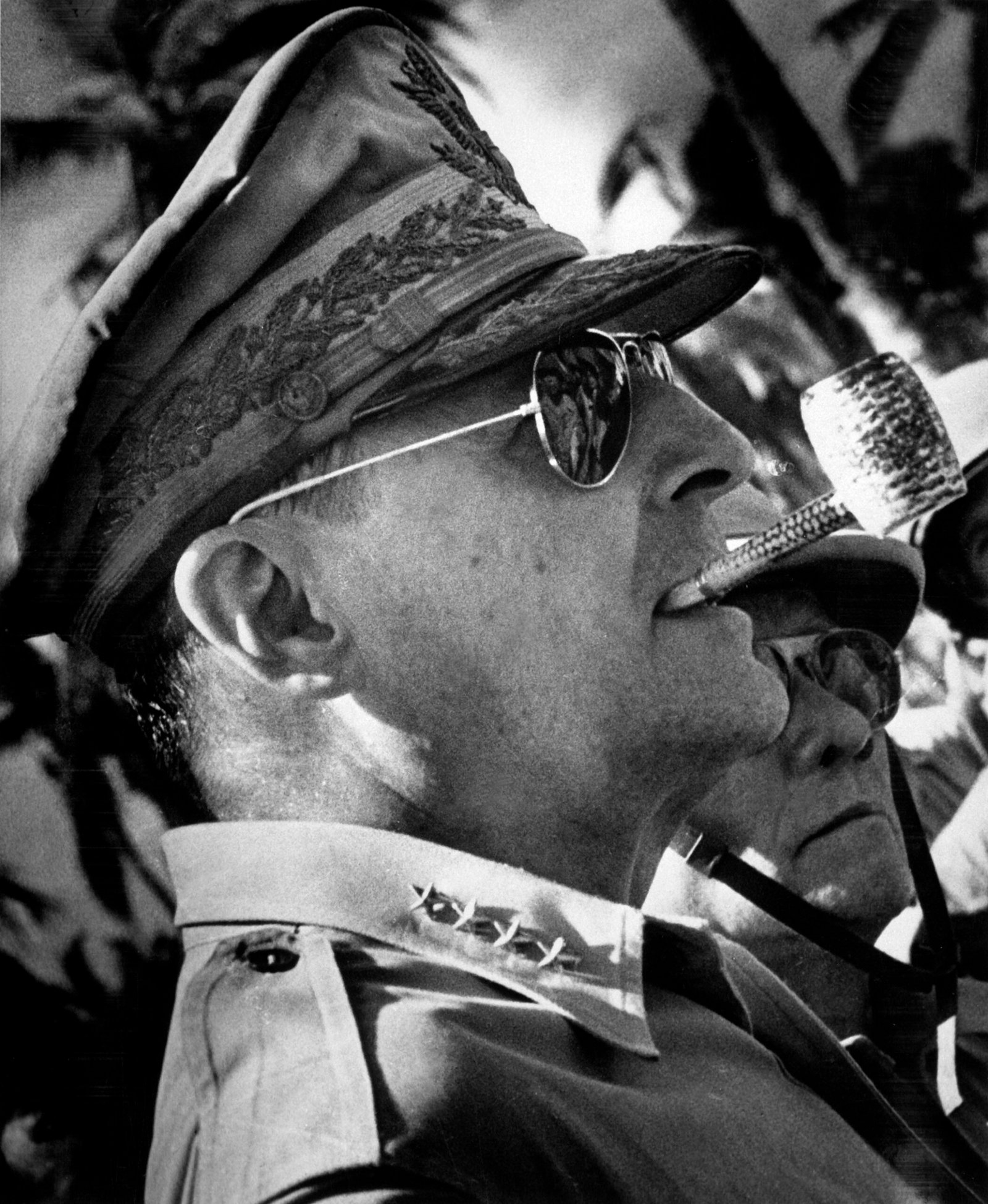 Aviator Sunglasses – Made for Pilots, Loved by All (image credits: wikimedia)