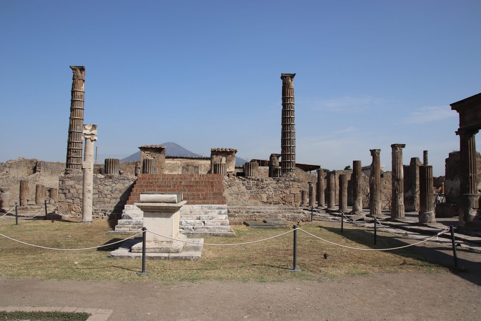 Pompeii (Italy) – Destroyed by a Volcano (79 AD) (image credits: wikimedia)