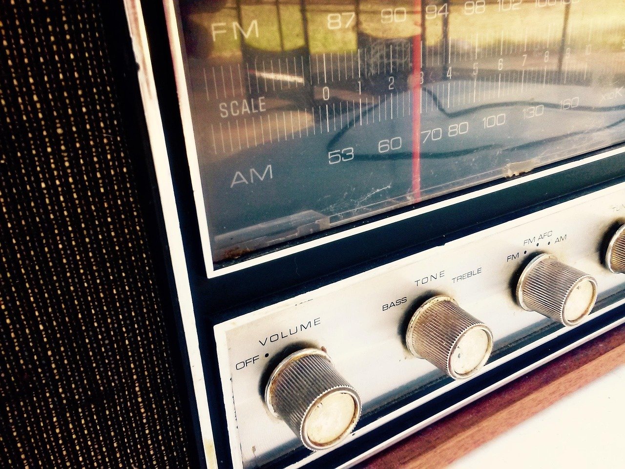 Listening to AM Radio (image credits: pixabay)