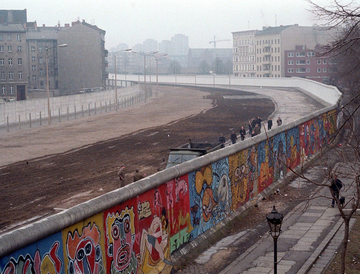 The Fall of the Berlin Wall: A Simple End to Communism? (image credits: wikimedia)