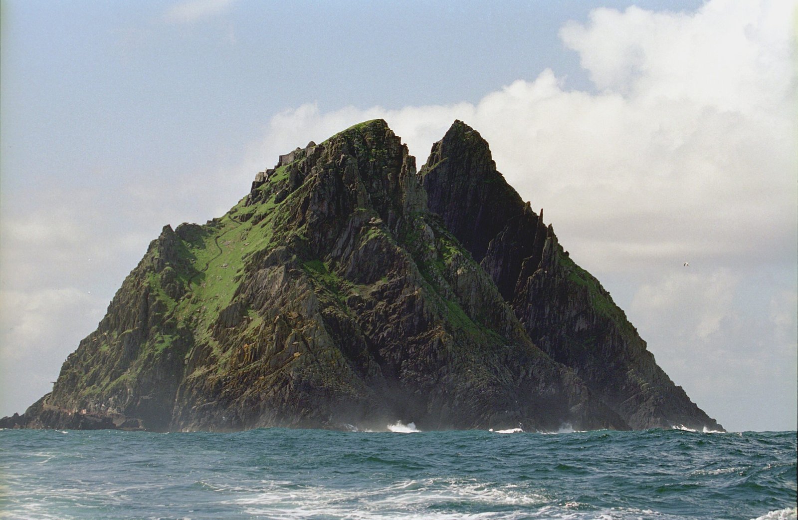 Skellig Michael – Star Wars: The Force Awakens & The Last Jedi (Ireland) (image credits: wikimedia)