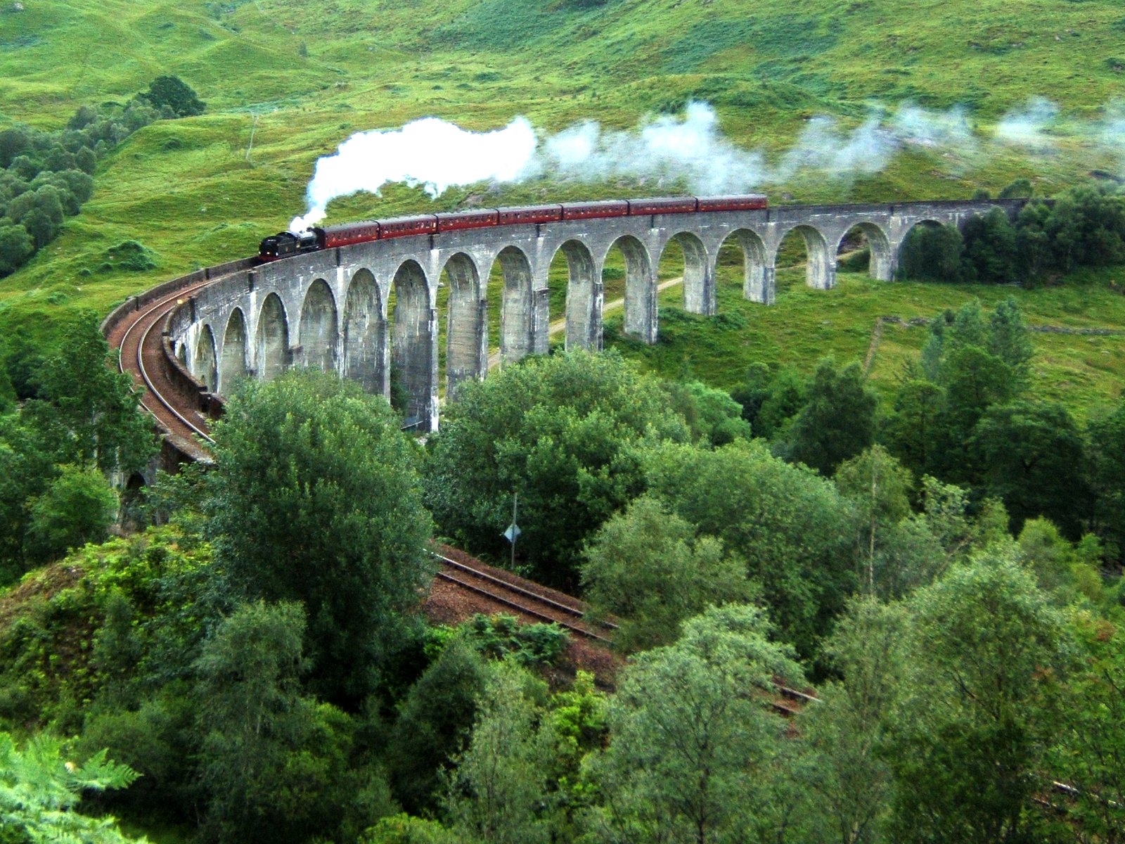 Glenfinnan Viaduct – Harry Potter (Scotland) (image credits: wikimedia)