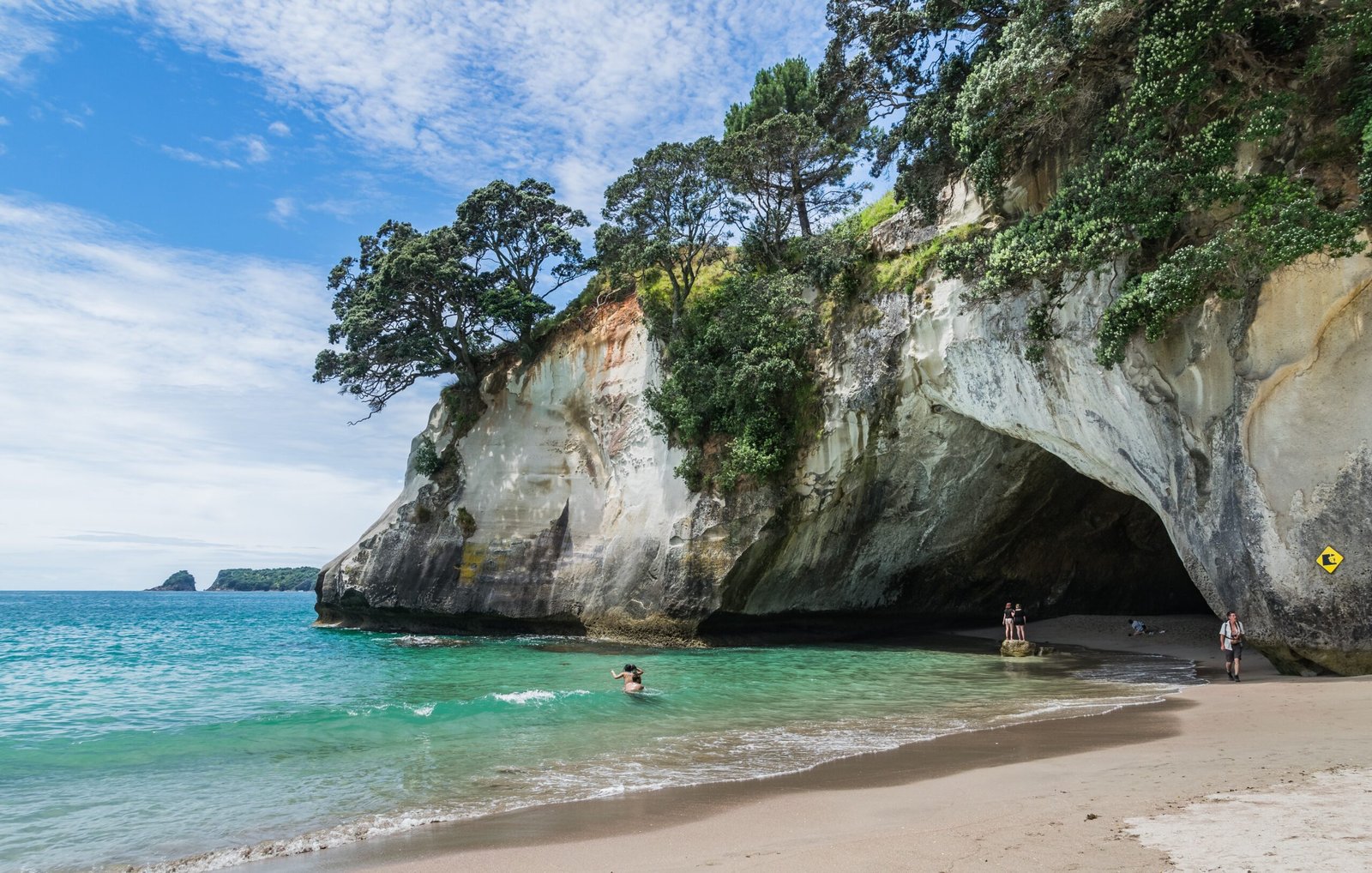 Cathedral Cove – The Chronicles of Narnia (New Zealand) (image credits: wikimedia)