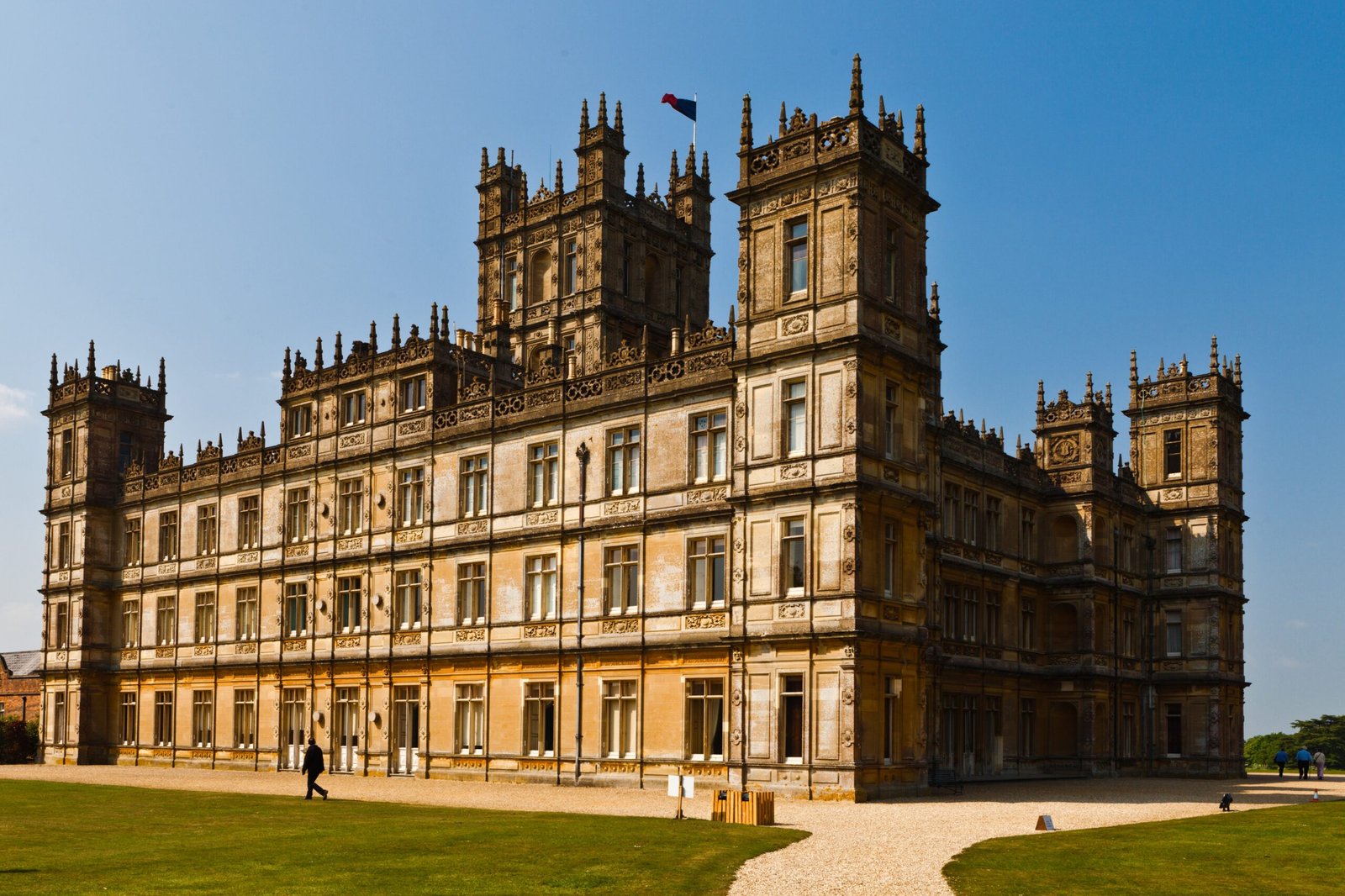 Highclere Castle – Downton Abbey (UK) (image credits: wikimedia)