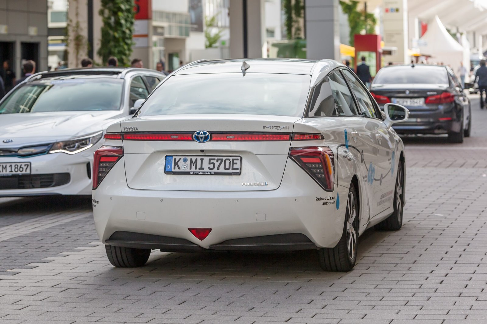 Toyota’s Hybrid Legacy and Hydrogen Dreams (image credits: wikimedia)