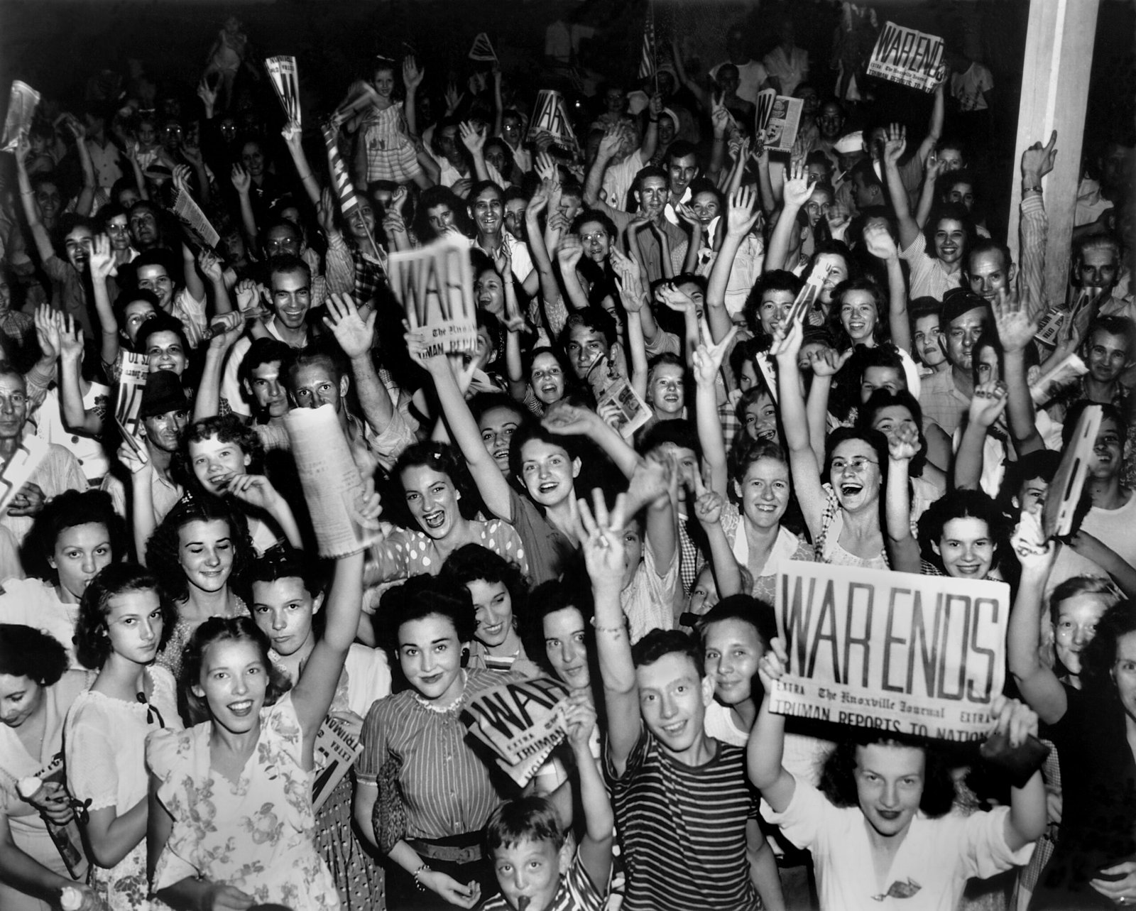 1. “V-J Day in Times Square” – Alfred Eisenstaedt (1945) (image credits: wikimedia)