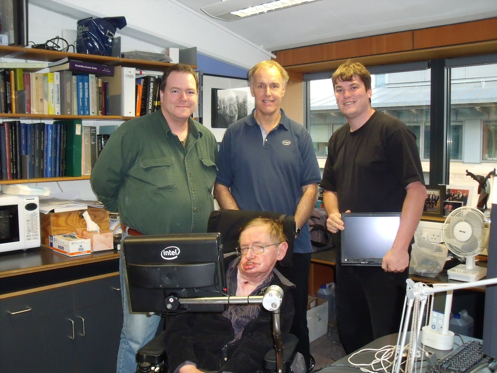 1️⃣1️⃣ A Brief History of Time – Stephen Hawking 🌌📚 (image credits: wikimedia)