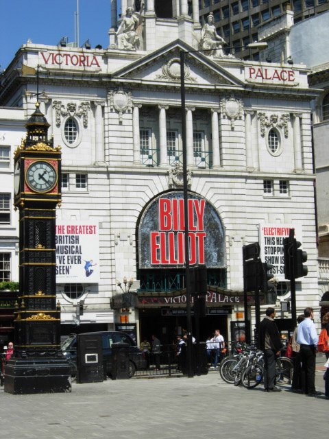 Billy Elliot (2000): Breaking Gender Barriers (image credits: wikimedia)