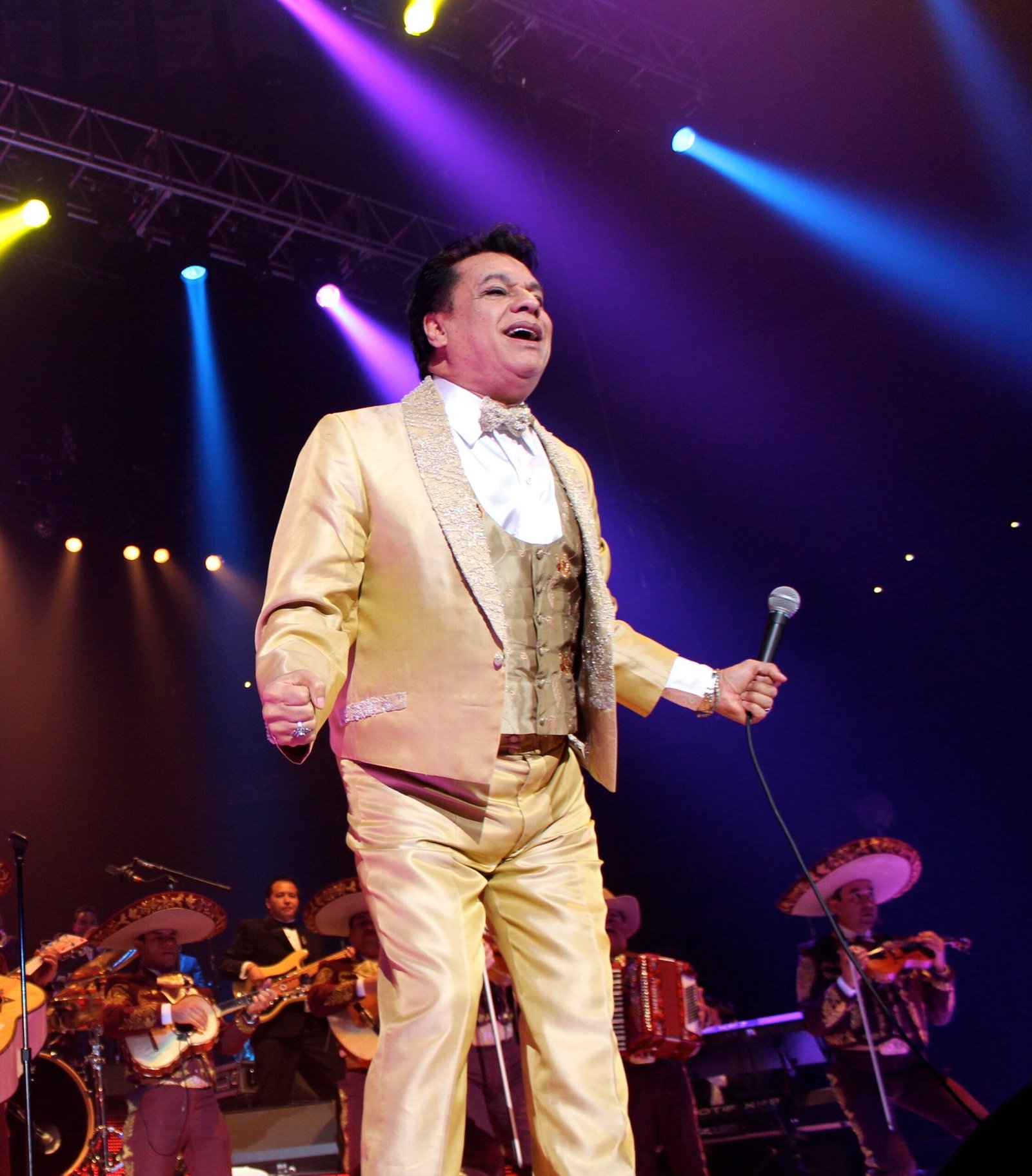 8. Juan Gabriel: Mexico’s Dynamic Showman (image credits: wikimedia)