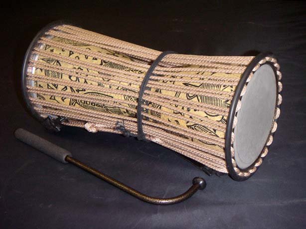 2️⃣ Talking Drum (West Africa) – The Drum That Speaks 🗣️🥁 (image credits: wikimedia)