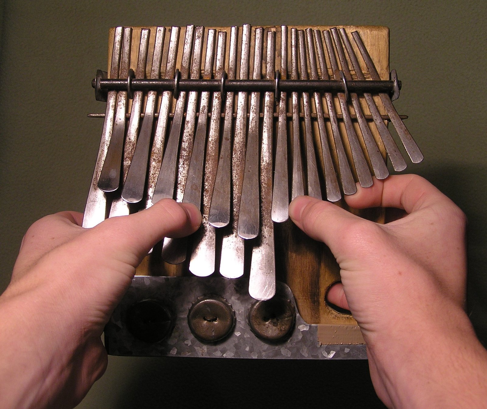 5️⃣ Mbira (Southern Africa) – The Thumb Piano 👍🎶 (image credits: wikimedia)