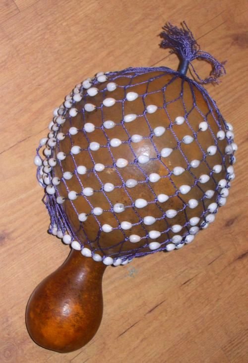 8️⃣ Shekere (West Africa) – The Rhythmic Shaker 🎶 (image credits: wikimedia)