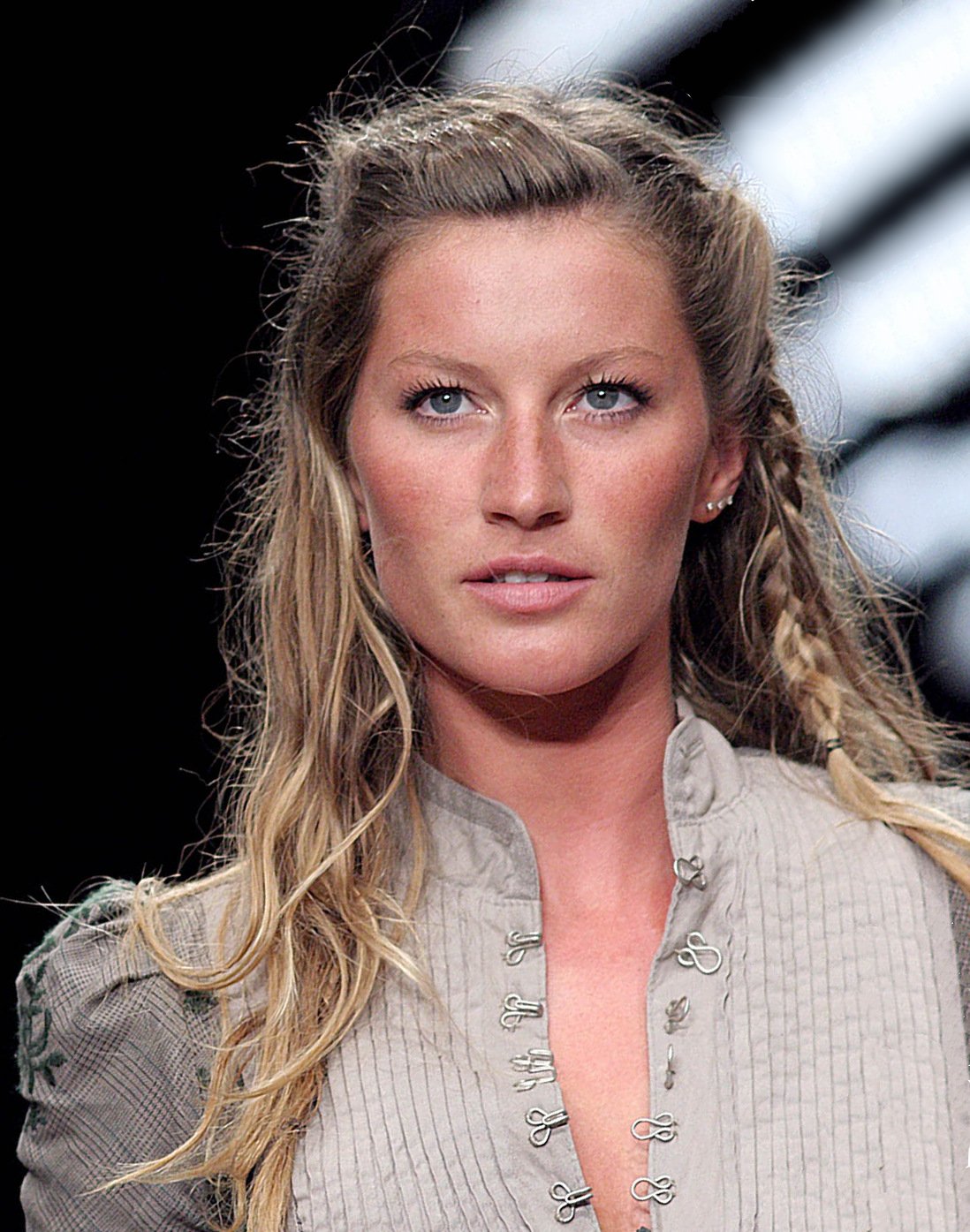 2. Gisele Bündchen's Twin Sister Manages Her Career (image credits: wikimedia)