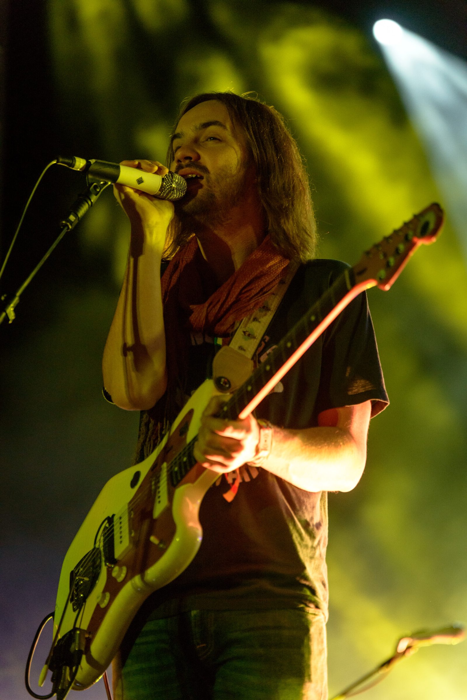 Currents – Tame Impala (2015) 🎛️🌌 (image credits: wikimedia)