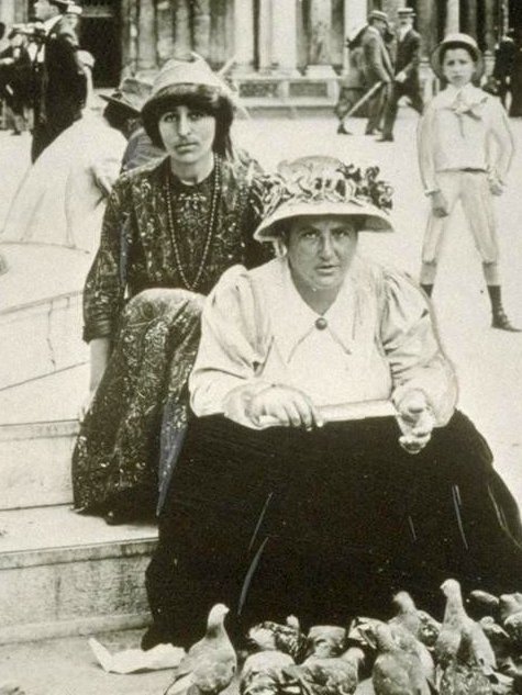 Gertrude Stein & Alice B. Toklas (image credits: wikimedia)