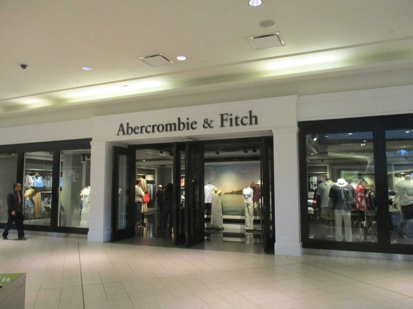 3. Abercrombie & Fitch (1990s–2000s Dominance, Early 2010s Drop) (image credits: wikimedia)