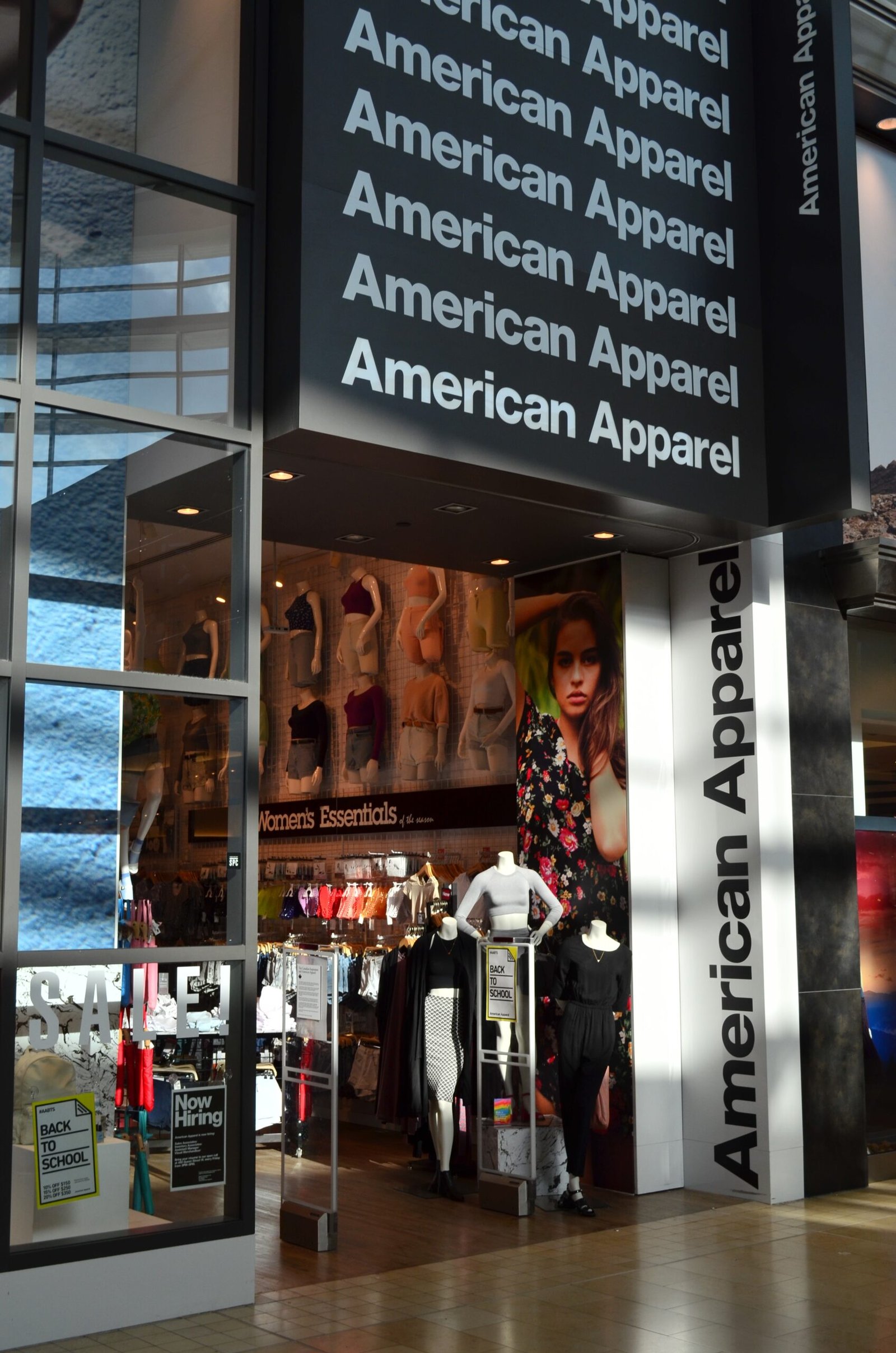 9. American Apparel (2000s Cool, 2010s Bankruptcy) (image credits: wikimedia)