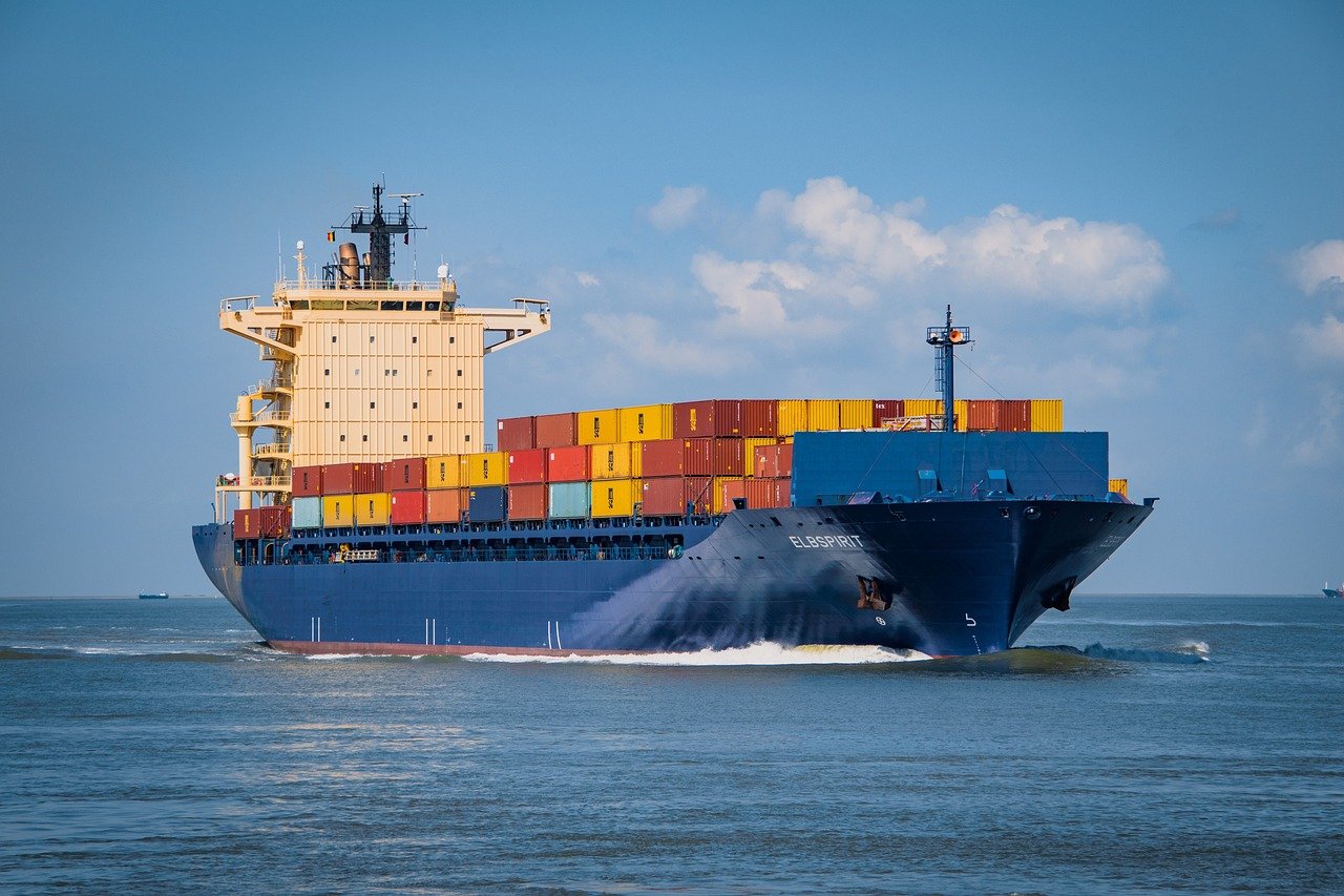 A Single Container Ship Can Carry 24,000 Tons of… Bananas (image credits: pixabay)