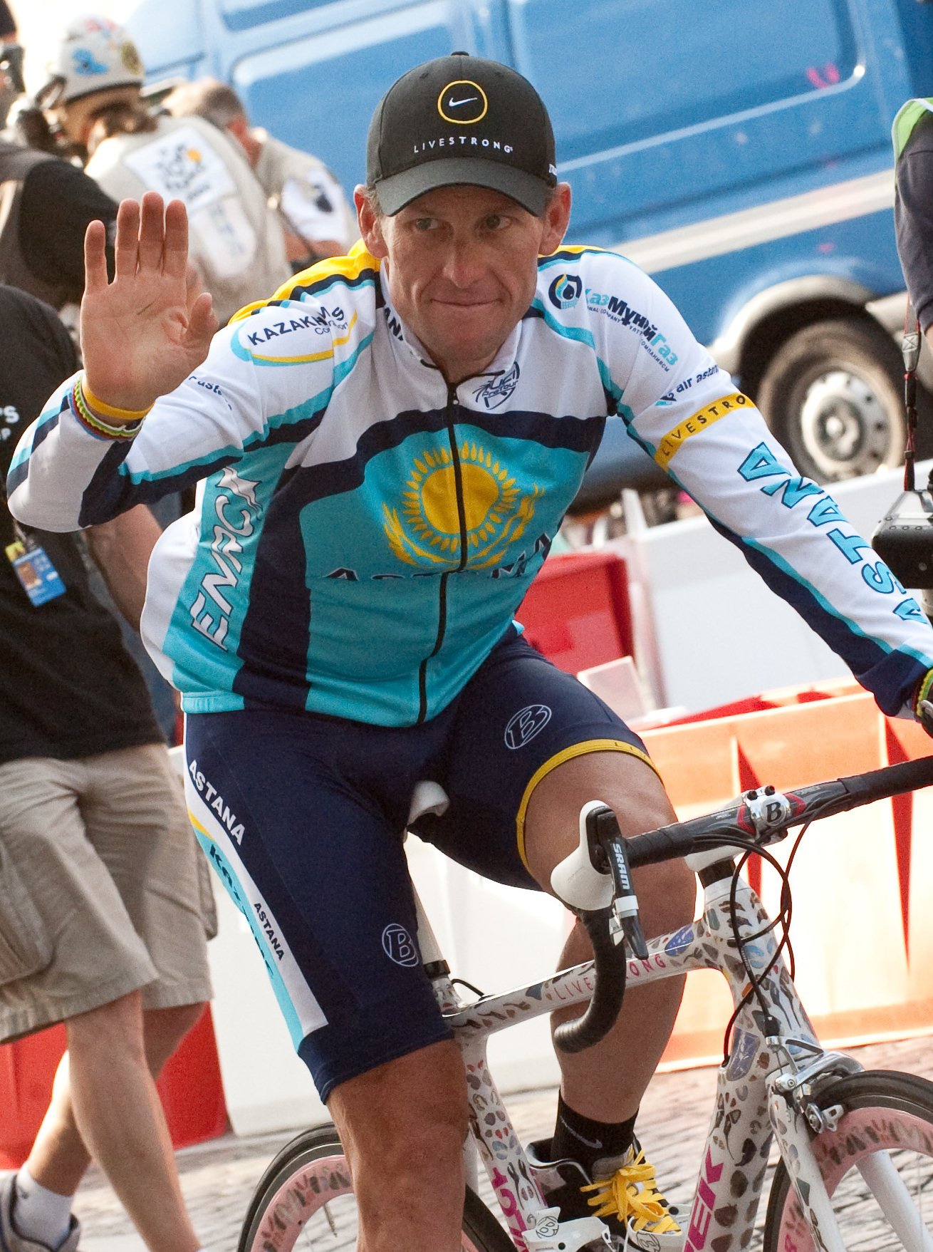 Lance Armstrong – The Fall of a Cycling Legend (image credits: wikimedia)