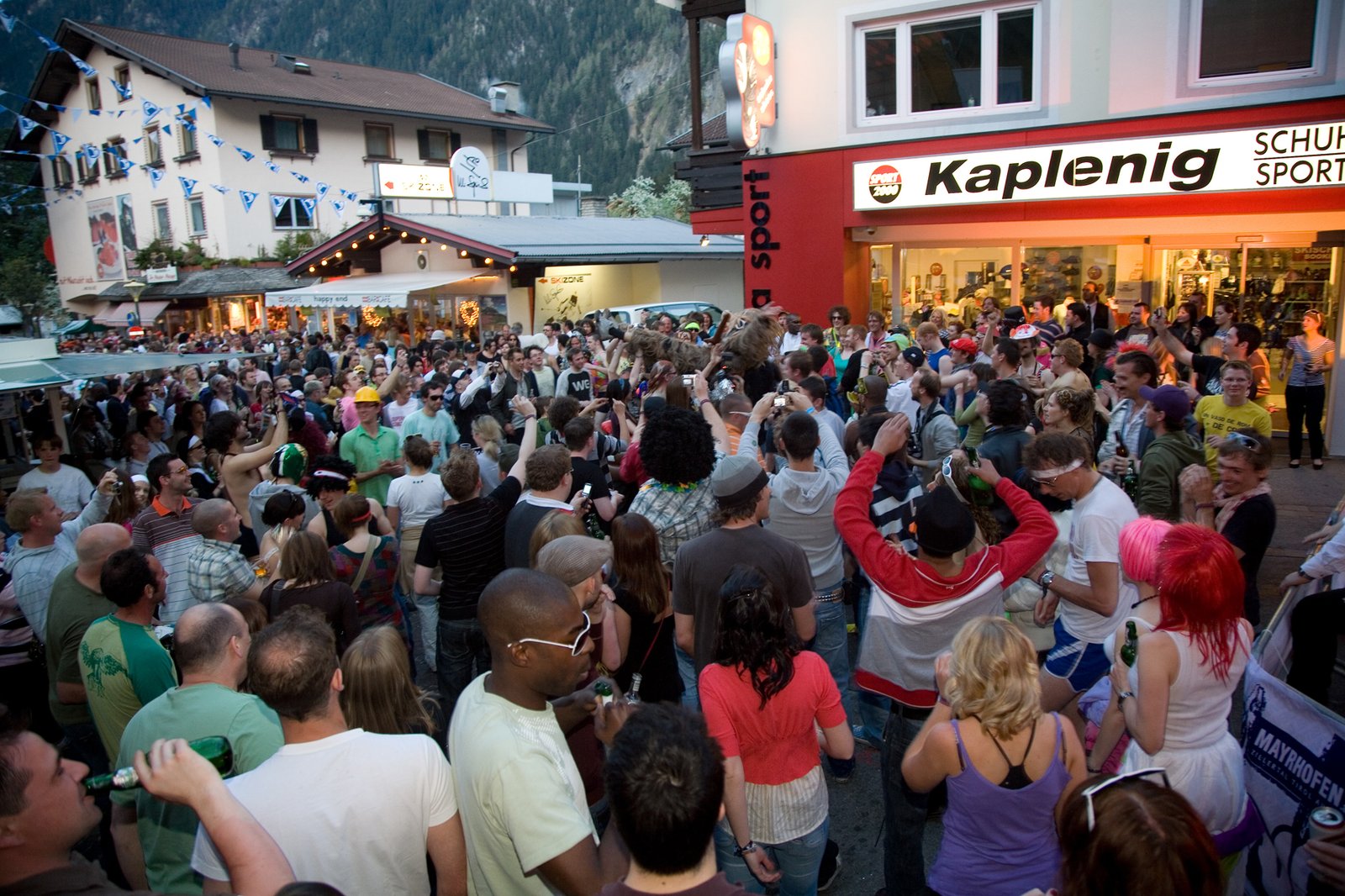 Snowbombing (Austria) – Skiing Meets Raving 🎿🎧 (image credits: wikimedia)