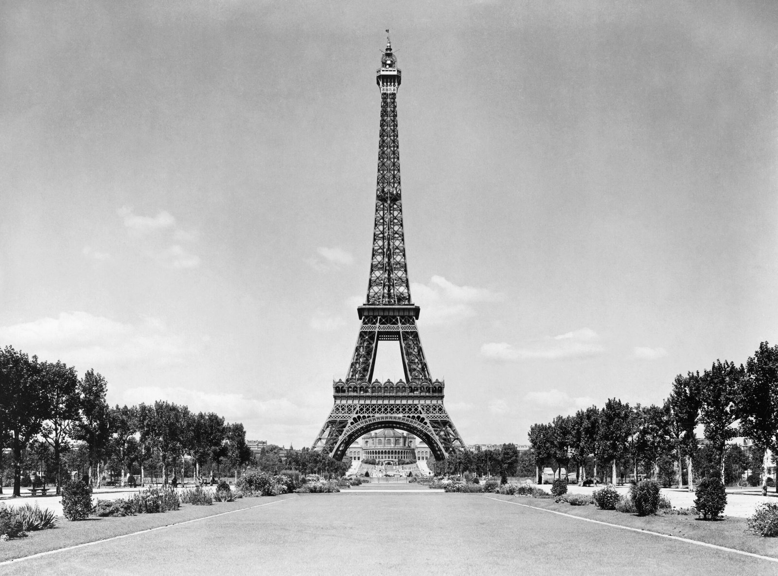 The Eiffel Tower Almost Being Torn Down (1909, France) (image credits: wikimedia)