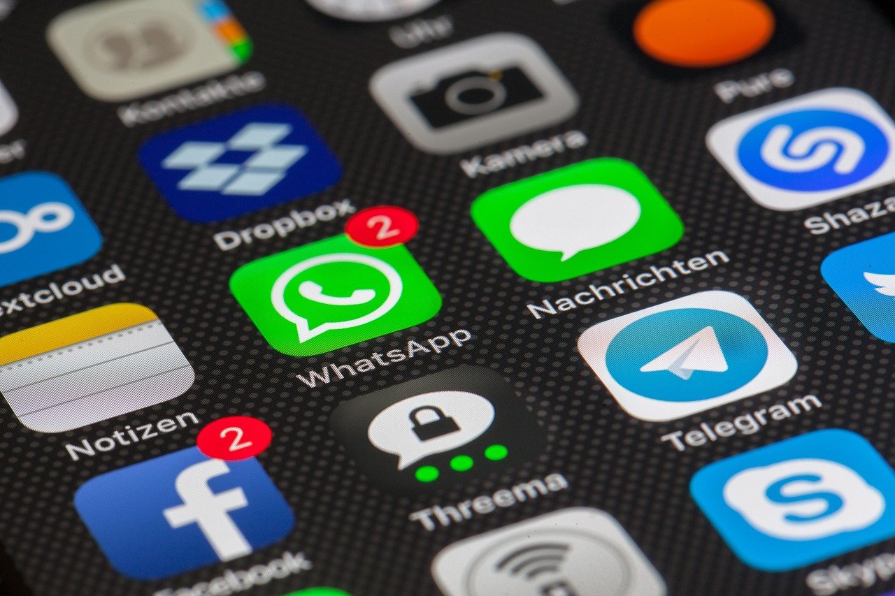 8. Your Phone Might as Well Be a Third Wheel (image credits: pixabay)